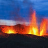 Ein Vulkan der glühende Magma ausspuckt.