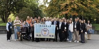 Gruppenfoto mit den Abgeordneten der taiwanesischen Delegation und DoBuS-Teammitgliedern auf dem Platz vor dem Gebäude der Emil Figge Straße.