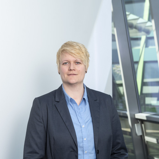 Portrait von JProf. Dr. Lena Hünefeld