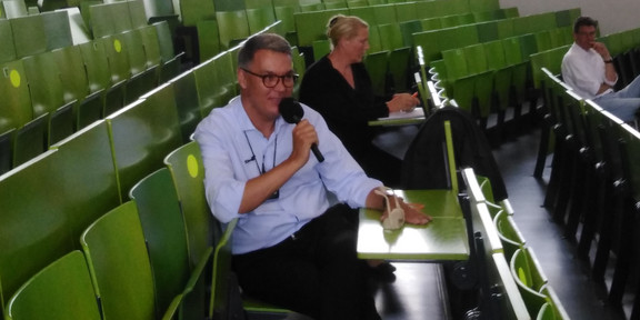 Foto von Dortmunder Oberbürgermeister Westphal, der in einem Hörsaal der TU Dortmund sitzt. 