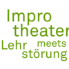 Güner Schriftzug: Improtheater meets Lehrstörung, wobei die Buchstaben am Rand teilweise abgeschnitten sind