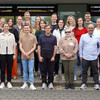 Gruppenfoto: Die Teilnehmenden und das Team Hochschuldidaktik vor dem Erich-Brost-Haus nach dem Abschluss der Veranstaltung Start in die Lehre 2023