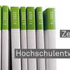 Nebeneinanderstehende Zeitschriftenhefte, daneben der Schriftzug Zeitschrift für Hochschulentwicklung