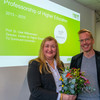 Photo of Prof. Liudvika Leišytė and Prof. Uwe Wilkesmann at the 10th anniversary celebration of the Professorship of Higher Education. Prof. Leišytė holds a bouquet of flowers in her hands.