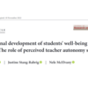 Schwarzer Schriftzug des Publikationstitels "The Longitudinal Development of Students' Well-Being in Adolescence: The Role of Perceived Teacher Autonomy Support"