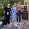 Sabine Lauer, Olga Wagner, Uwe Wilkesmann, Ronja Vorberg auf der EGOS Conference. Wilkesmann trägt passend zum Vortragstitel T-Shirt, Cap und Kette mit Schriftzug "Boss".