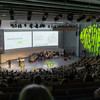 Ein voller Saal mit Menschen bei der Akademischen Jahresfeier der TU Dortmund.