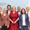 Eine Gruppe von Menschen vor einem Banner des Bundesministeriums für Familie, Senioren, Frauen und Jugend