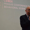 Mann hält eine Rede bei der Prague Conference on Behavioral Sciences