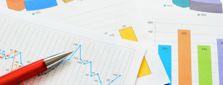 Bunte Kreis- und Balkendiagramme und ein Graph im Detail auf verschiedenen Seiten, die übereinander liegen. 