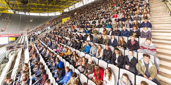 Nordtribüne des Signal-Iduna-Parks mit Erstsemestern der TU Dortmund