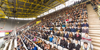 Nordtribüne des Signal-Iduna-Parks mit Erstsemestern der TU Dortmund