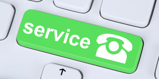 Auf einer weißen Tastatus ist eine Taste grün eingefärbt. In weiß steht darauf das Wort „service” und das Symbol eines Telefons.