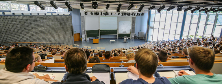 Audimax Students sitting in a lecture in the audimax.