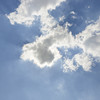 Ein blauer Himmel mit kleinen weißen Wolken.